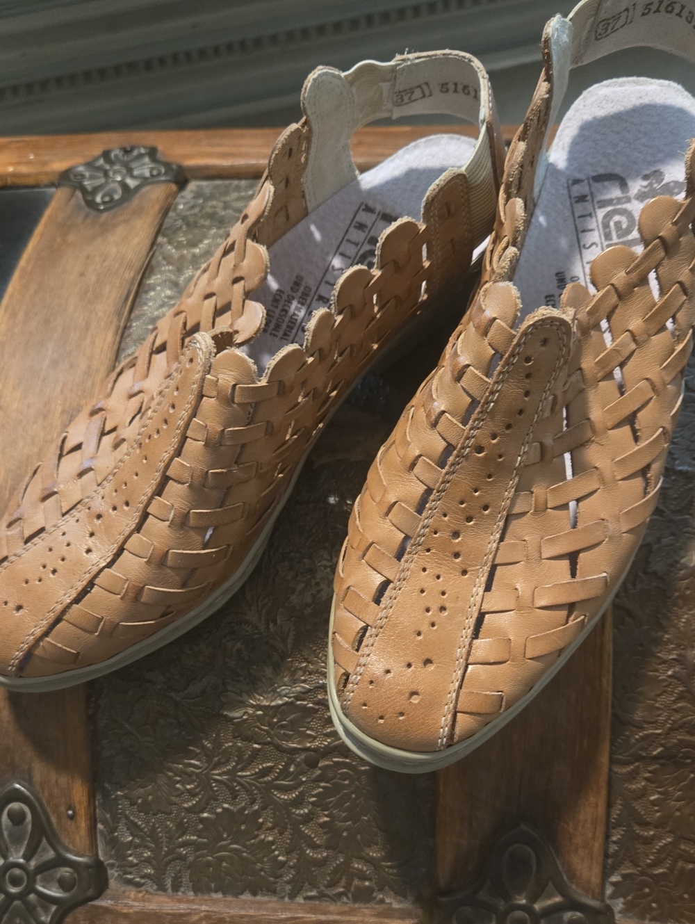 Reiker Shoes.. Like NEW!